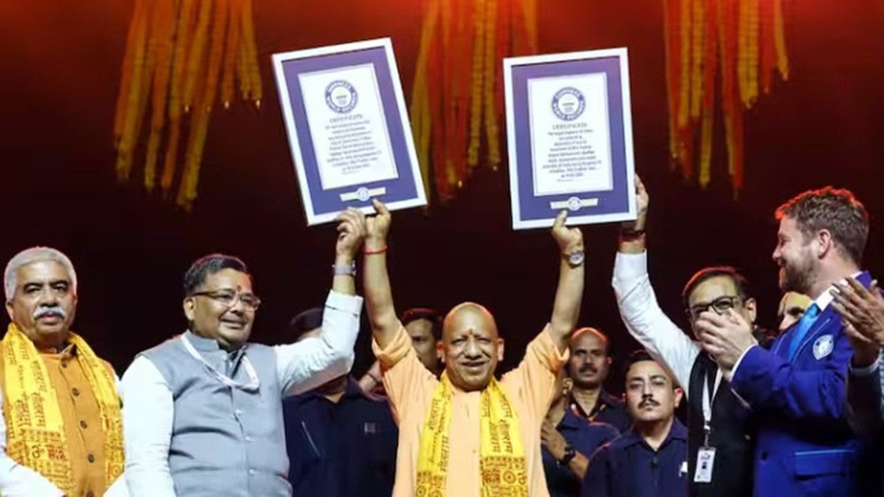 दीपोत्सव 2025 के अवसर पर उत्तर प्रदेश ने एक बार फिर गिनीज बुक ऑफ वर्ल्ड रिकॉर्ड्स में अपना नाम दर्ज कराया है. ड्रोन के माध्यम से दीपों की गणना की गई और गिनीज टीम ने आधिकारिक रूप से इसकी घोषणा की कि इस बार 26 लाख 17 हजार 215 दीप एक साथ जलाए गए.