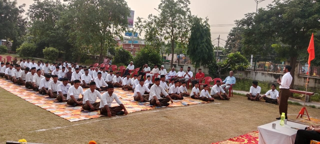 धारूहेड़ा: सेक्टर चार स्थित ज्योतिबा फूले पार्क में गुरूवार को राष्ट्रीय स्वयंसेवक संघ के 100 वर्ष पूरे होने के उपलक्ष्य विजयादशमी पर्व हर्षोल्लास के साथ मनाया गया।