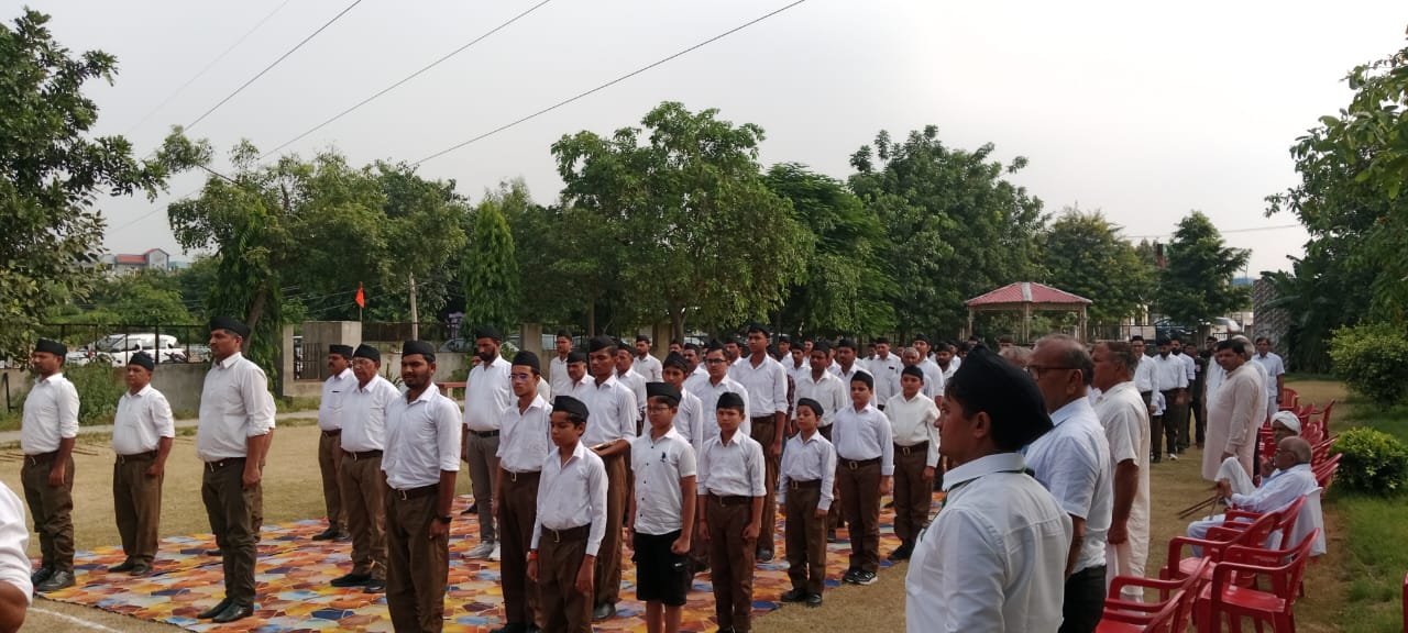 धारूहेड़ा: सेक्टर चार स्थित ज्योतिबा फूले पार्क में गुरूवार को राष्ट्रीय स्वयंसेवक संघ के 100 वर्ष पूरे होने के उपलक्ष्य विजयादशमी पर्व हर्षोल्लास के साथ मनाया गया।