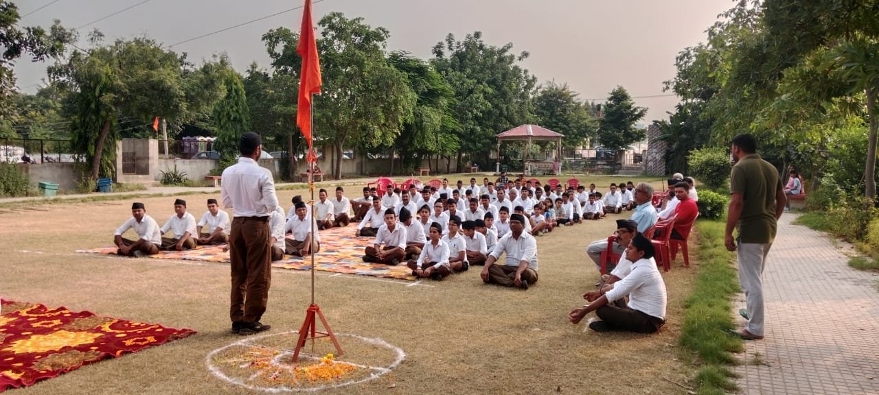 धारूहेड़ा: सेक्टर चार स्थित ज्योतिबा फूले पार्क में गुरूवार को राष्ट्रीय स्वयंसेवक संघ के 100 वर्ष पूरे होने के उपलक्ष्य विजयादशमी पर्व हर्षोल्लास के साथ मनाया गया।