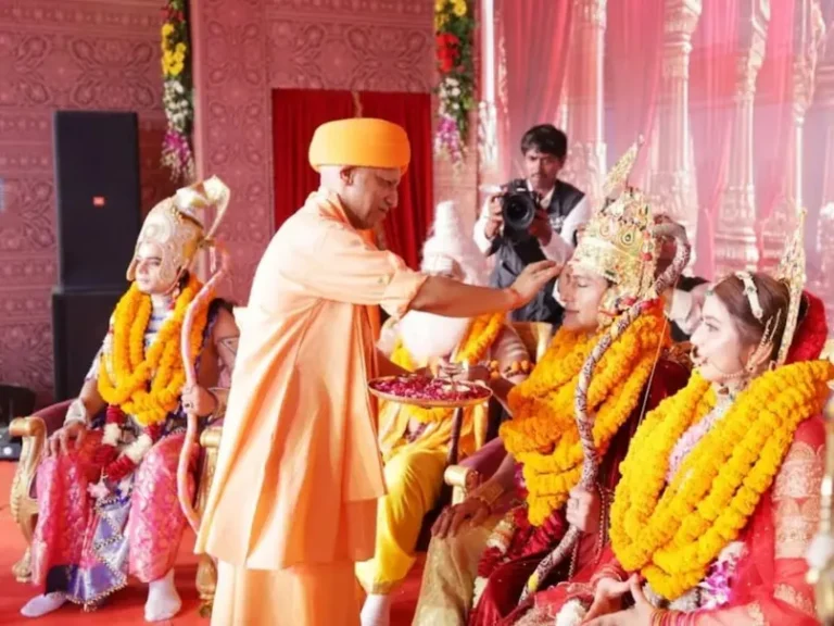 Ayodhya Deepotsav 2025: दीपोत्सव में क्या गजब सजी अयोध्या नगरी., सीएम योगी ने किए रामलला के दर्शन