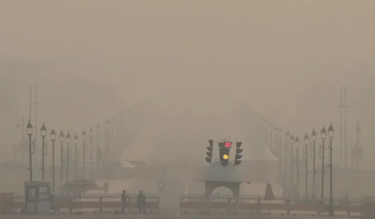 Delhi Air Pollution: दिल्ली-NCR में वायु प्रदूषण हुआ गंभीर, AQI 477 पार, सांस लेना हुआ मुश्किल