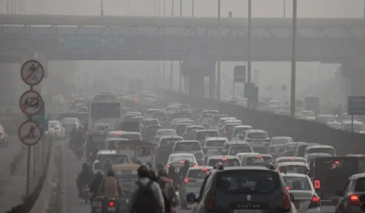 Delhi Air Pollution: दिल्ली में वायु प्रदूषण का स्तर गंभीर, जहरीली हवा ने सांसों पर डाला पहरा, AQI ने बढ़ाई चिंता