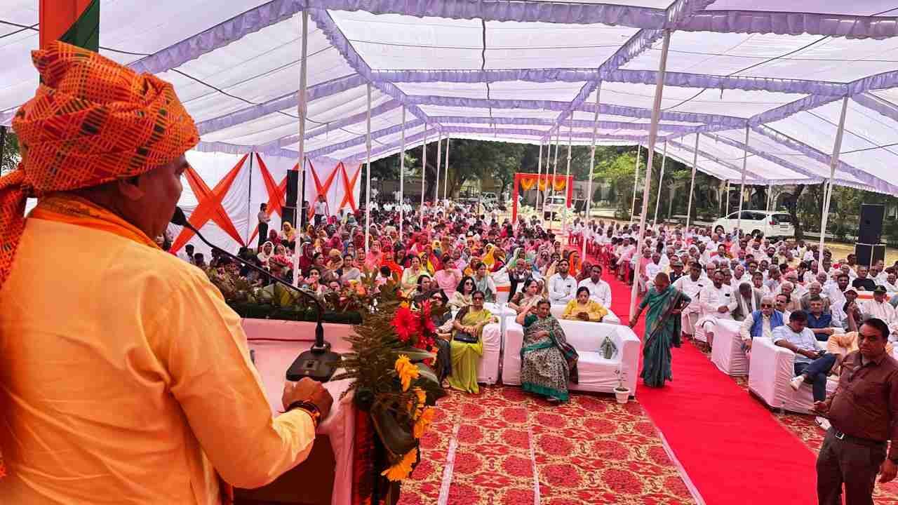 गांव डूंगरवास स्थित राजकीय माध्यमिक विद्यालय का नामकरण श्री अजीत सिंह भाटोटिया पूर्व डीजीपी हरियाणा माध्यमिक विद्यालय किए जाने का उद्घाटन रेवाड़ी विधायक लक्ष्मण सिंह यादव भारी संख्या में लोगों की मौजूदगी में किया।