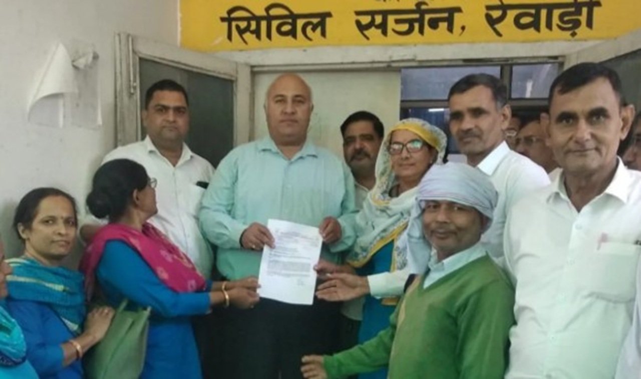 रेवाड़ी: समान काम समान वेतन को लेकर सडकों पर उतरे एनएचएम कर्मचारी