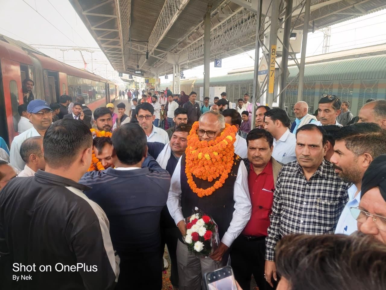 नोर्थ वैस्टर्न रेलवे एम्पलाइज यूनियन के नवनिर्वाचित मंडल महामंत्री का. मुकेश माथुर तथा मंडल मंत्री राकेश कुमार यादव बुधवार को वंदे भारत ट्रेन से रेवाड़ी पहुंचे।