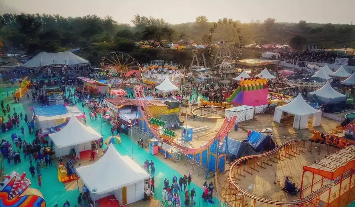 Surajkund Fair: सूरजकुंड मेला की तैयारियों में तेज़ी, इस बार शिल्पकारों को मिलेगा बारिश-प्रूफ स्टॉल और बेहतर व्यवस्था