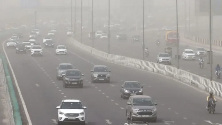 Delhi Weather: दिल्ली-NCR पर ज़हरीले स्मॉग का कहर, AQI 447 पहुँचा, हवा गंभीर स्तर पर