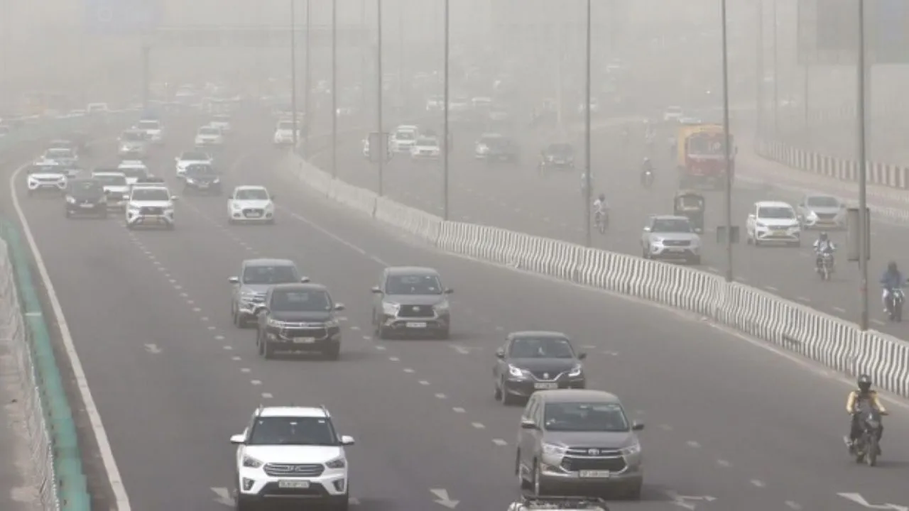 Delhi Weather: दिल्ली-NCR पर ज़हरीले स्मॉग का कहर, AQI 447 पहुँचा, हवा गंभीर स्तर पर