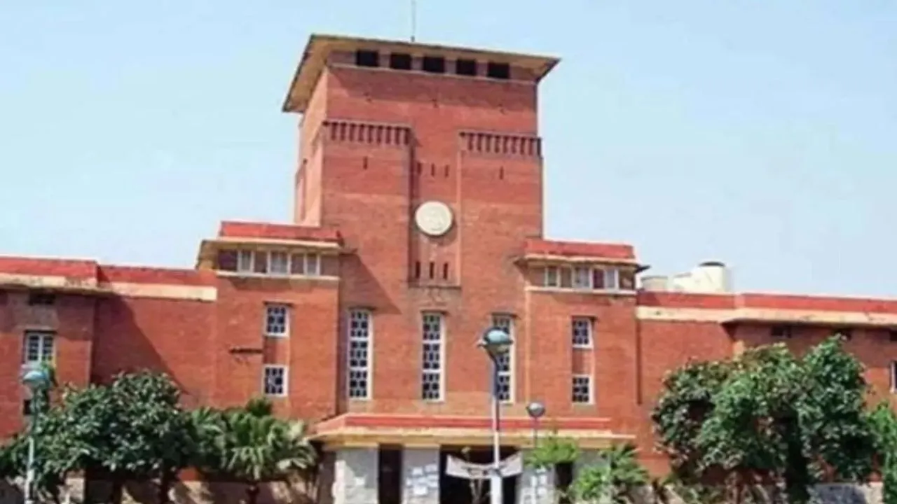 क्या DU में शिक्षकों की अकादमिक आज़ादी पर लग रहा है पहरा, नया नियम क्यों बना चिंता?