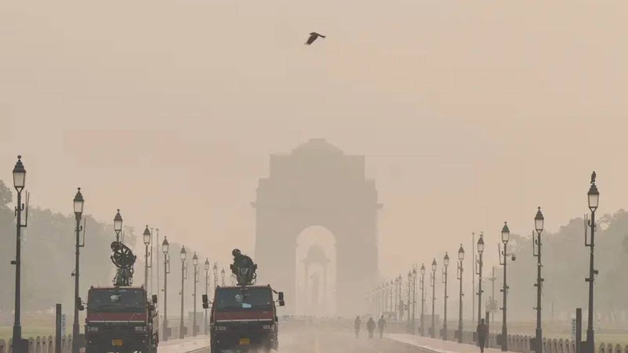 Delhi AQI: दिल्ली में फिर बढ़ा प्रदूषण, आज भी AQI 300 पार, कुछ इलाकों में सांस लेना हुआ मुश्किल