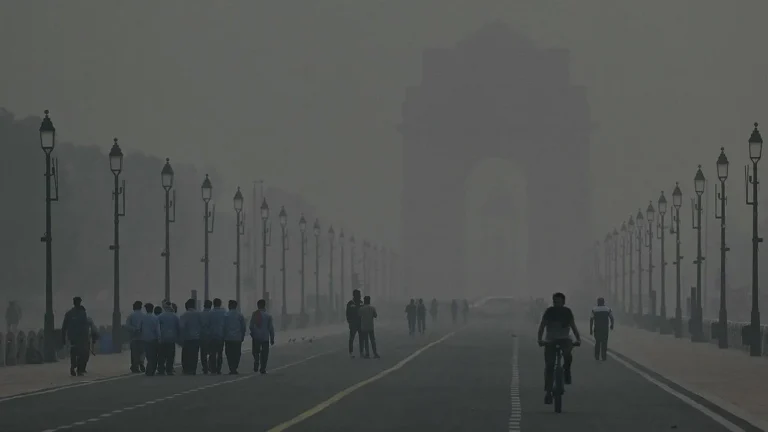 Delhi Air Pollution: दिल्ली–NCR की हवा फिर बिगड़ी, AQI 333 पार, सांस लेने में लोगों को हो रही है गंभीर दिक्कतें