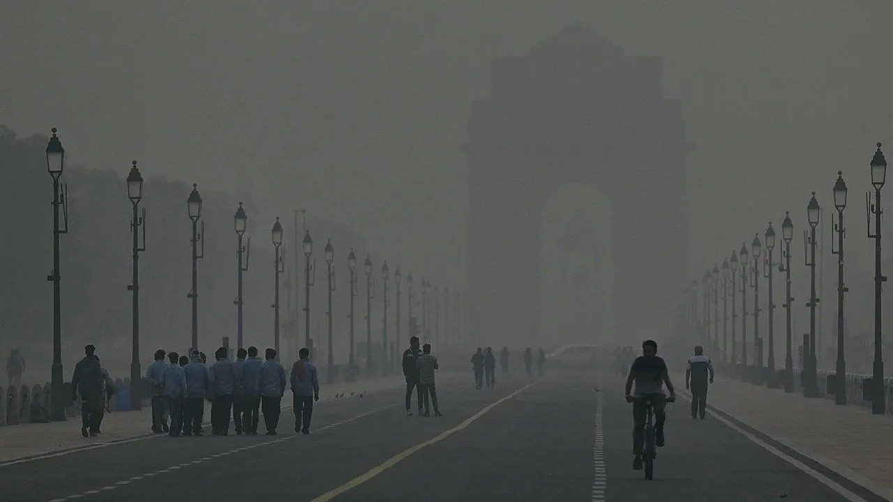 Delhi Air Pollution: दिल्ली–NCR की हवा फिर बिगड़ी, AQI 333 पार, सांस लेने में लोगों को हो रही है गंभीर दिक्कतें