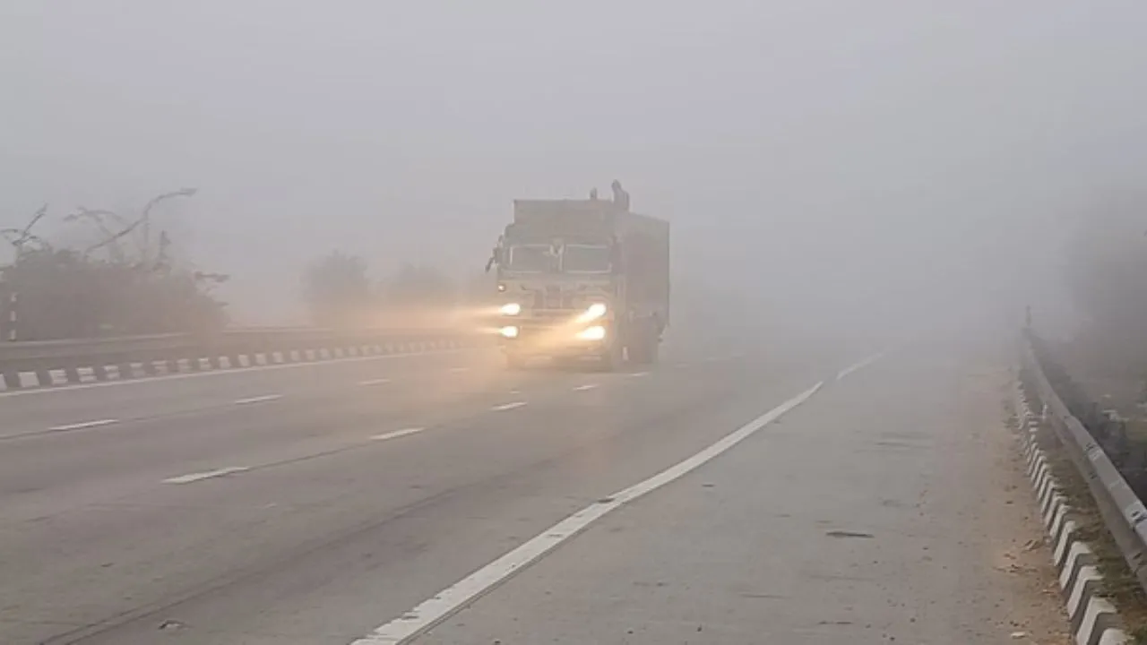 Traffic Advisory: कोहरे ने बढ़ाई चिंता, यमुना और नोएडा एक्सप्रेसवे पर बदली चाल, लागू रहेंगे सख्त नियम