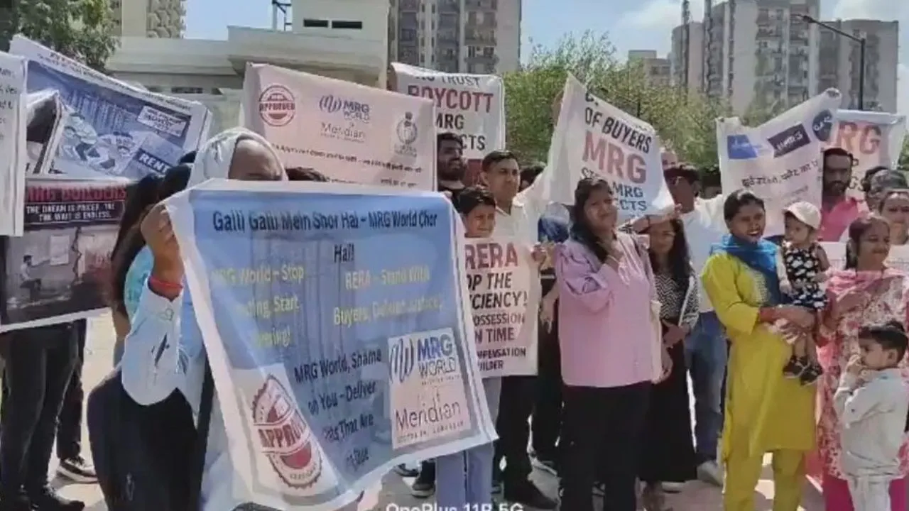 Gurugram News: गुरुग्राम एमआरजी हाउसिंग आवंटियों का गुस्सा बढ़ा फ्लैट न मिलने पर धरने से प्रशासन और बिल्डर दोनों पर बढ़ा दबाव