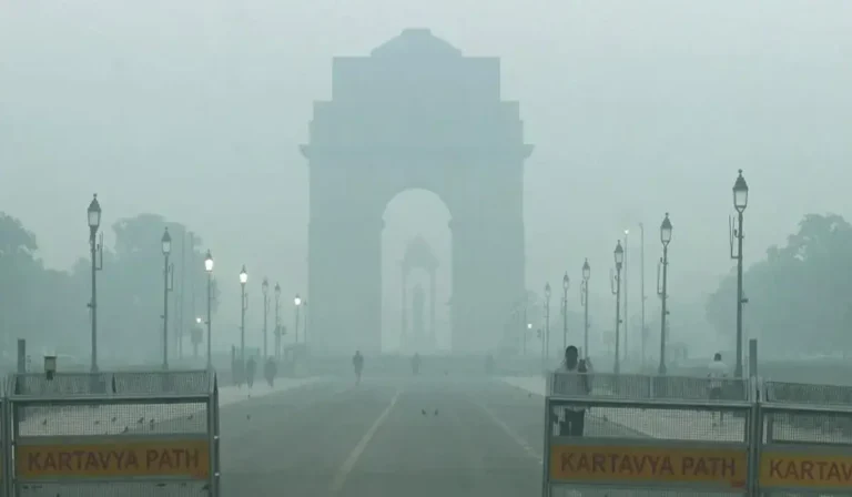 Delhi Pollution: AQI रिपोर्ट! दिल्ली की हवा सबसे जहरीली, PM2.5 स्तर लगातार 300 के आसपास