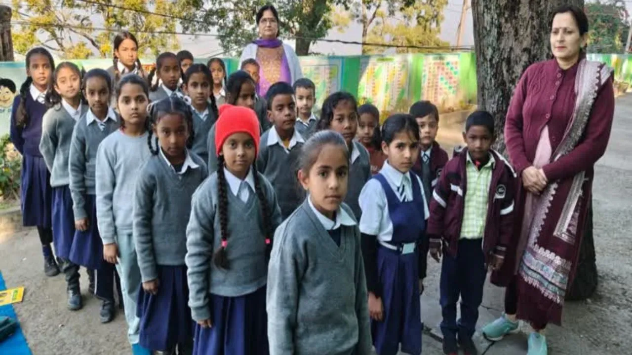 Haryana News: शिक्षा विभाग के आदेशों के बावजूद स्कूलों में सर्दी से बचाव के पर्याप्त इंतजाम नहीं