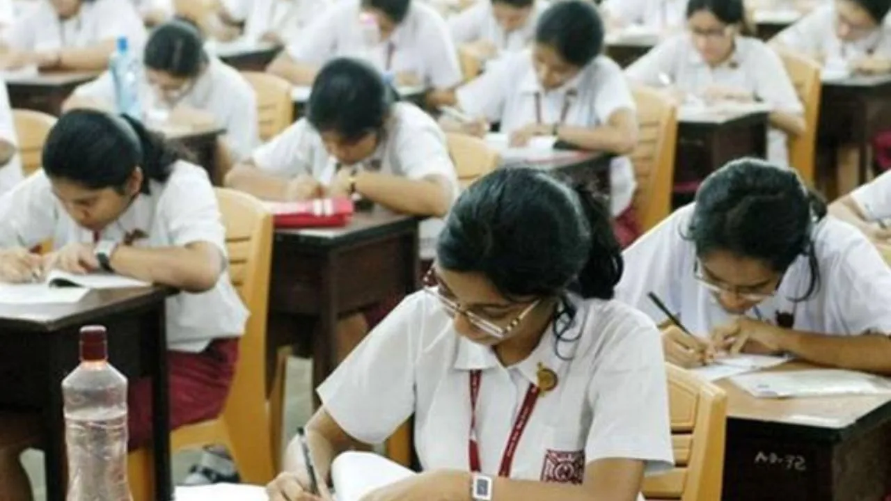 Delhi News: AQI 450 पार, दिल्ली-NCR के स्कूलों में हाइब्रिड मोड का आदेश, प्रदूषण से बच्चों की सुरक्षा सुनिश्चित