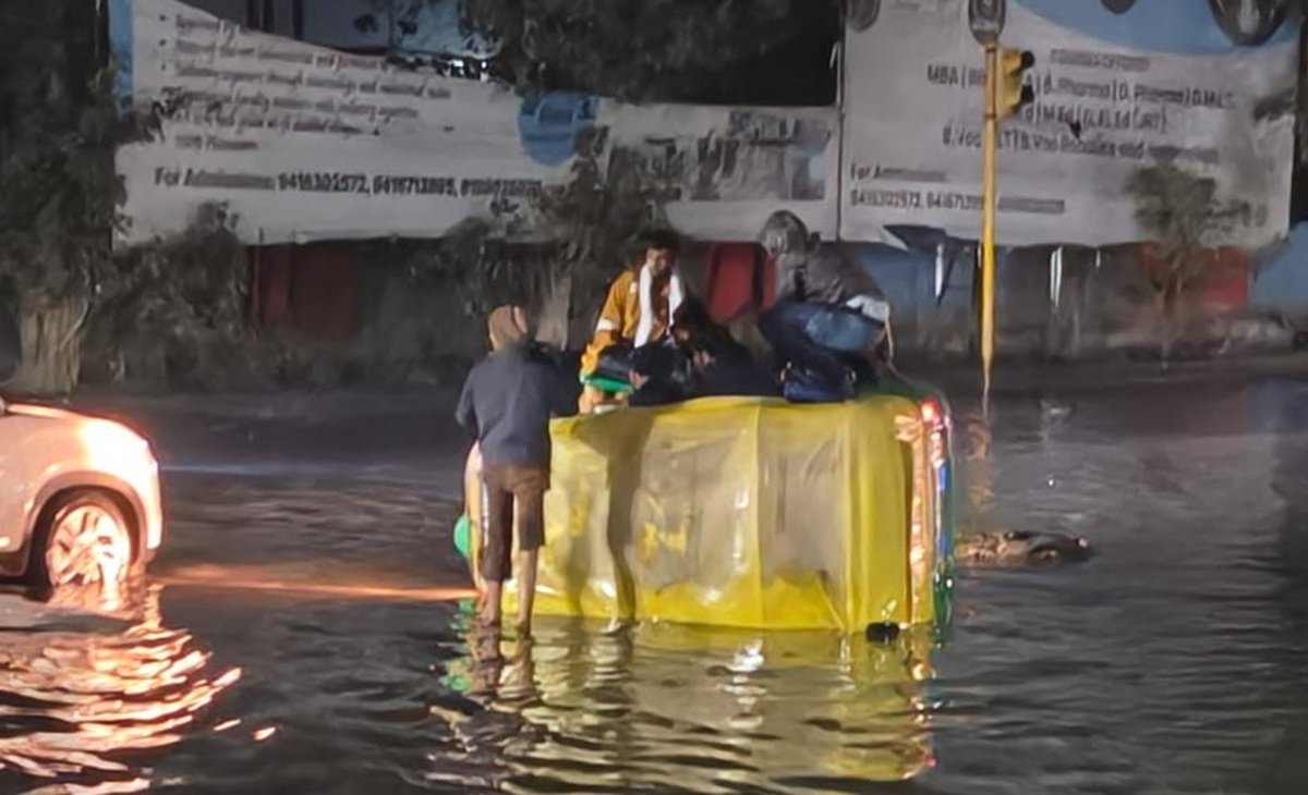 Big accident in Bhiwadi: A tempo full of passengers overturned on the Alwar bypass on the Sohna-Palwal highway.