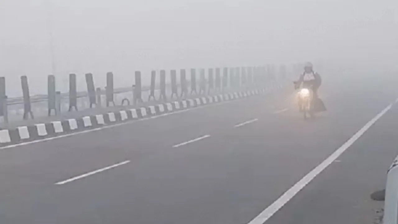 Delhi Weather: दिल्ली-NCR में मौसम का कहर, घना कोहरा, गिरता तापमान, IMD ने किया अलर्ट