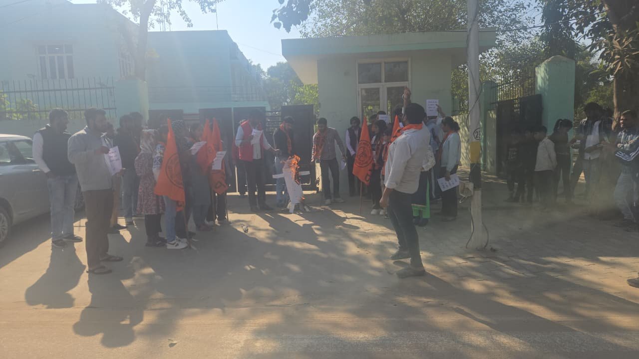 Grap 4 की अनदेखी के विरोध में ABCP Bhiwadi ने किया MLA महंत बालकनाथ का पुतला दहन