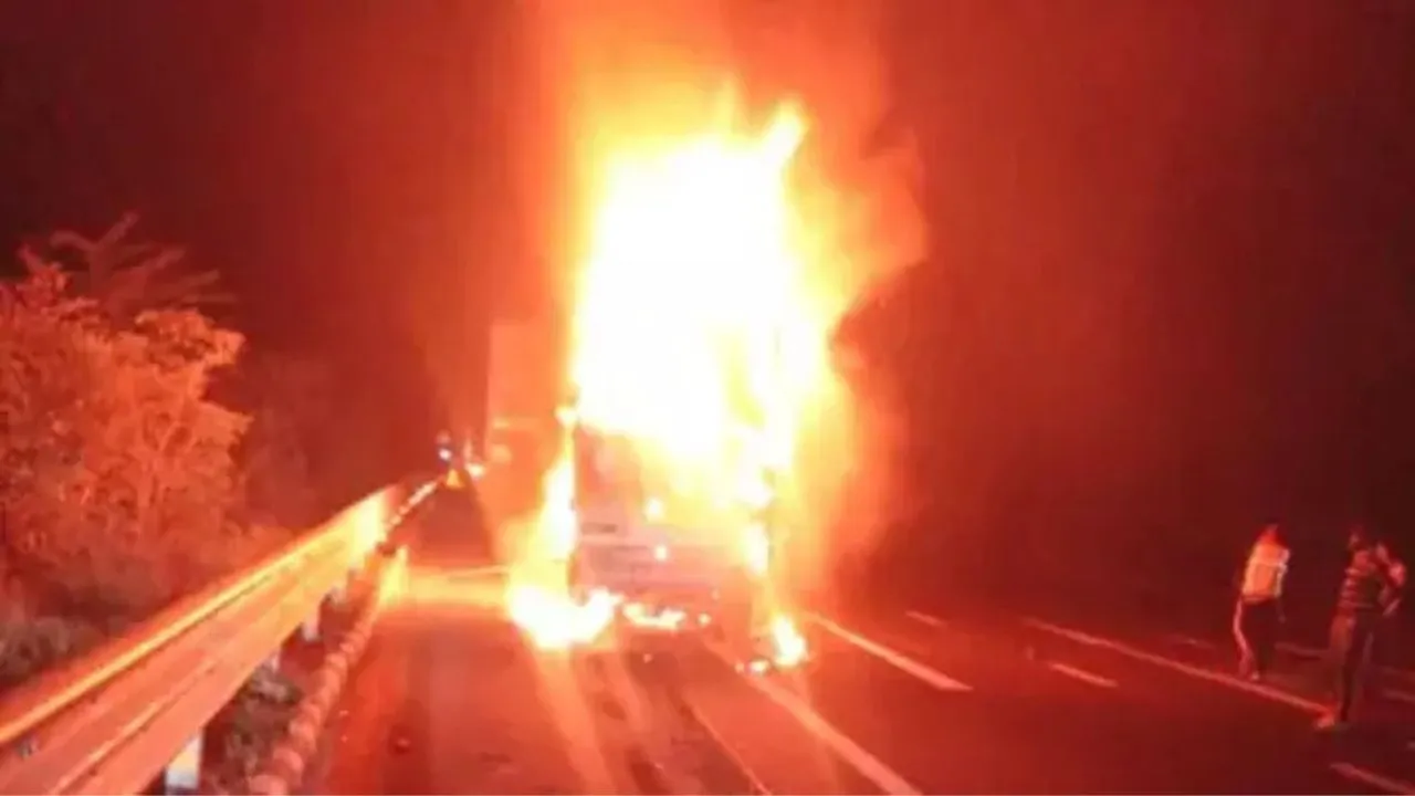 Delhi News: क्या चालक की गंभीर हालत में उसे बचाया जा सकेगा या यह हादसा और बड़ा संकट है?