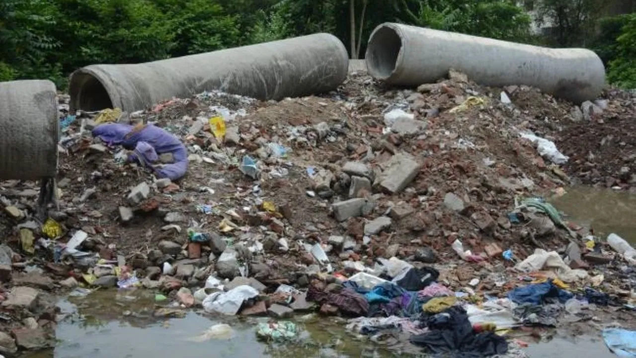 विधायक Kuldeep Kumar ने निगम अधिकारियों पर भ्रष्टाचार का तंज कसा, करोड़ों की राशि में मलबा उठाने वाली कंपनी शामिल