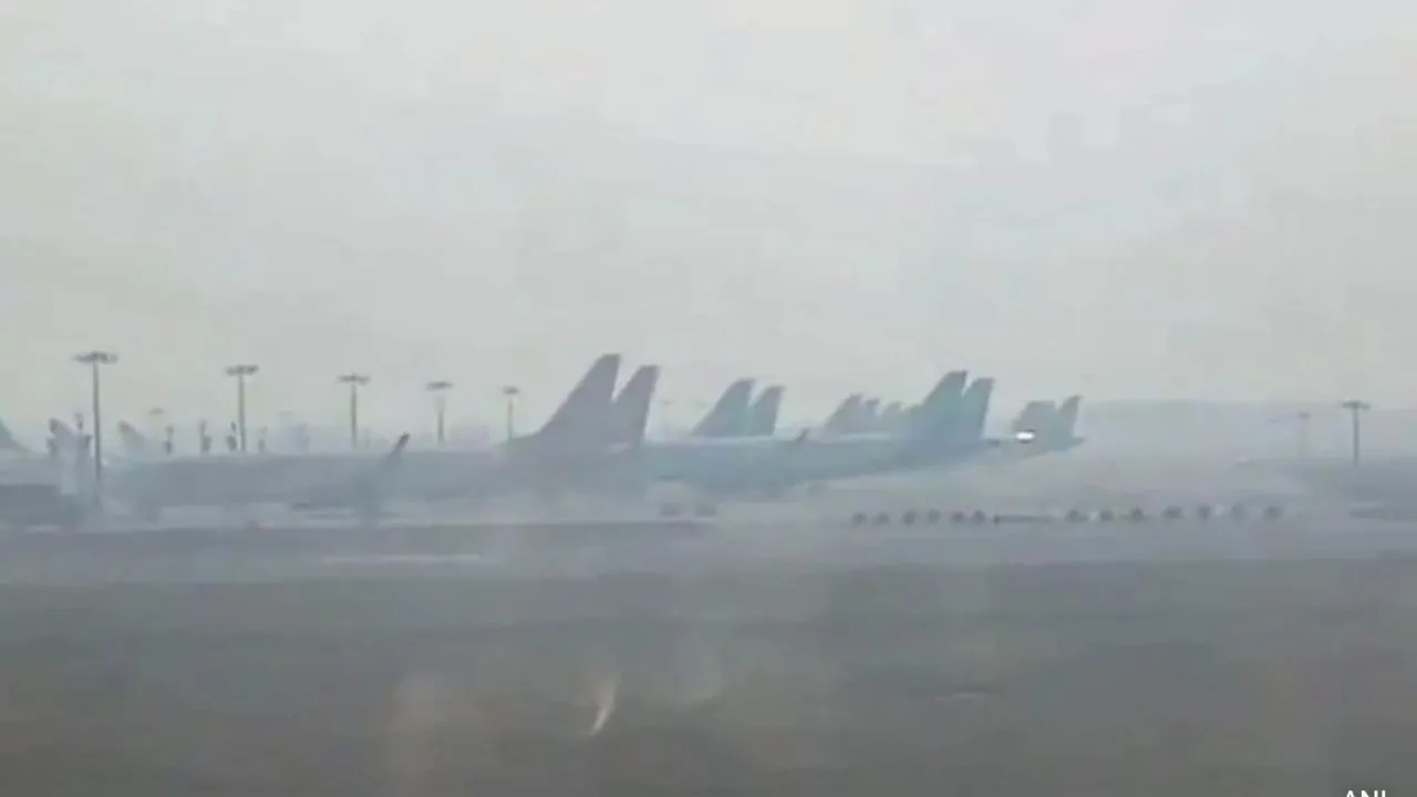 Delhi Weather Update: दिल्ली एयरपोर्ट पर धुंध का कहर, 228 फ्लाइट्स रद्द क्यों हुईं, यात्री कब उड़ पाएंगे?