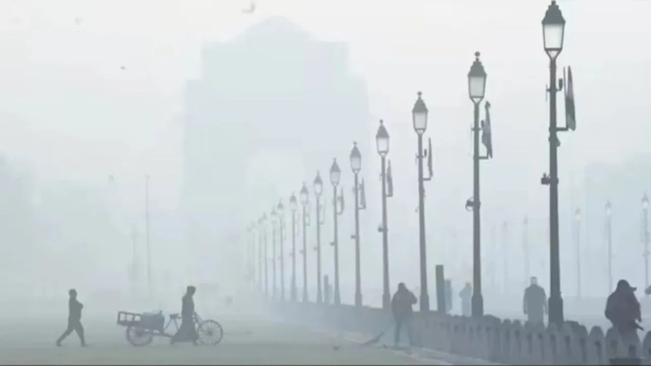 Delhi Weather: ज़ीरो विजिबिलिटी से सड़क से आसमान तक असर, कोहरे से 66 आगमन 63 प्रस्थान फ्लाइट्स रद्द