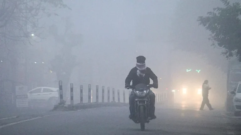 Haryana News: कोहरे से थमा प्रदेश, ट्रेन और बस सेवाओं पर ब्रेक, मौसम विभाग का बड़ा अलर्ट