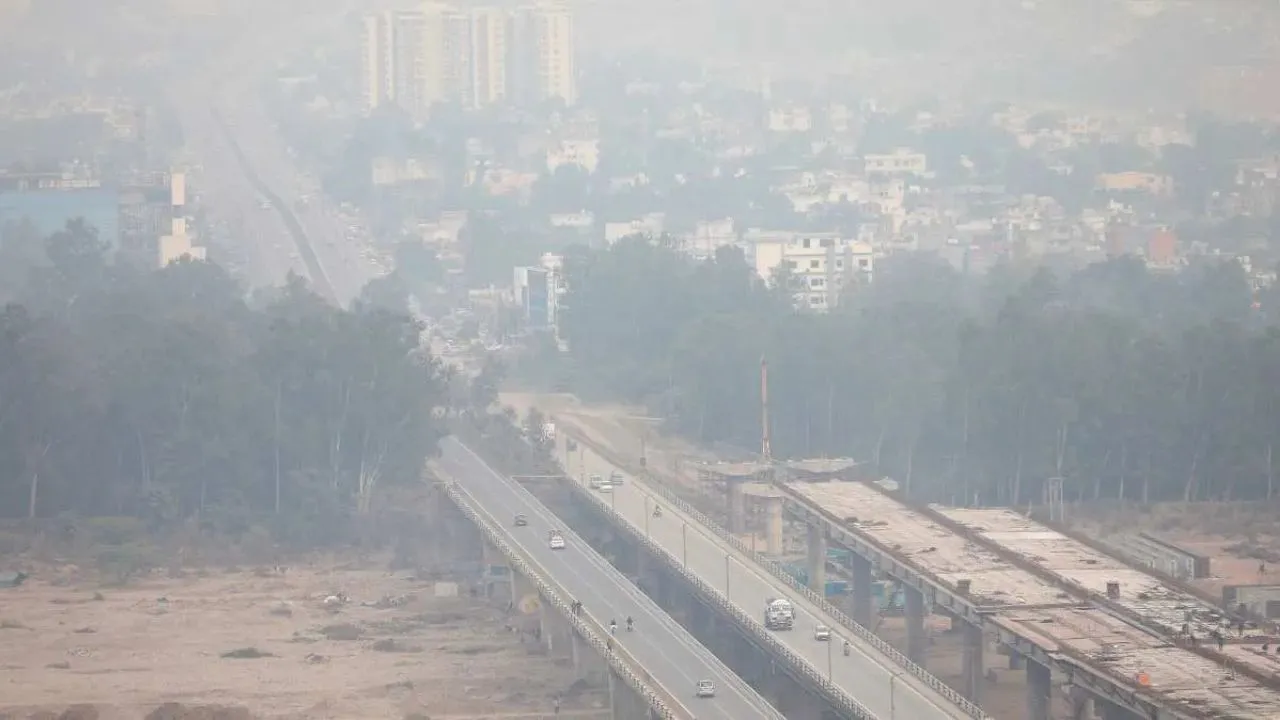 Weather Update: दिल्ली-NCR की हवा जहरीली, मौसम बदलेगा या बिगड़ेगा, पश्चिमी विक्षोभ ने बढ़ाई अनिश्चितता