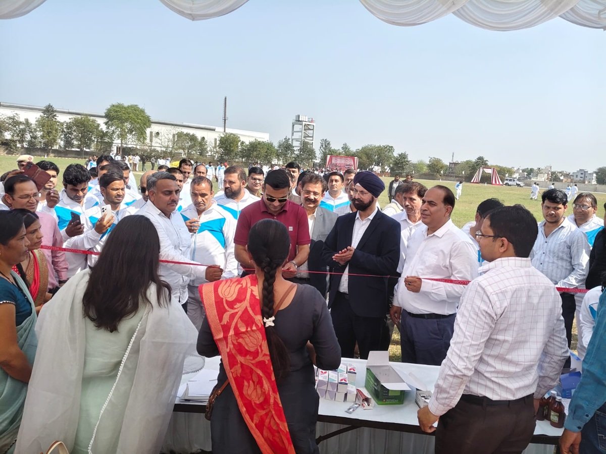 धारूहेड़ा: खेल प्रतियोगिता का दीप प्रज्वलित करके शुभारंभ करते हुऎ डीएसपी