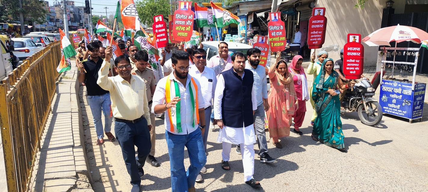 धारूहेड़ा में कांग्रेस का प्रदर्शन, गैस किल्लत और बढ़ते दामों को लेकर सरकार पर निशाना
