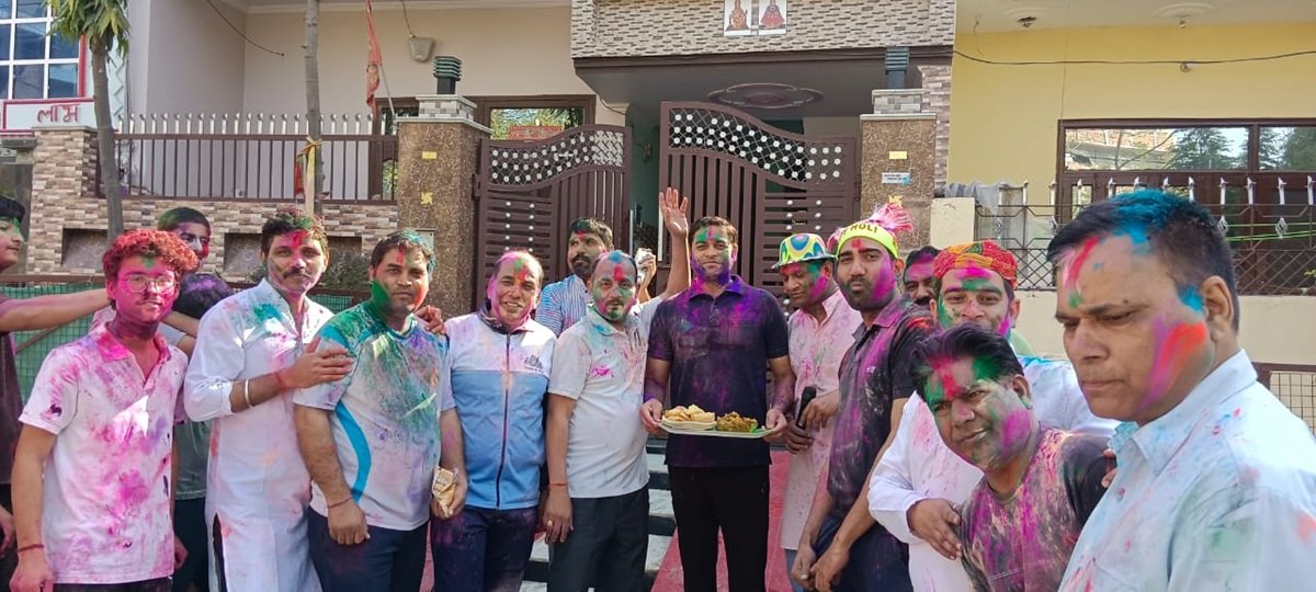 धारूहेड़ा में धूमधाम से मनाई होली: डीजे पर झूमे लोग, पानी बचाकर खेली सूखी होली