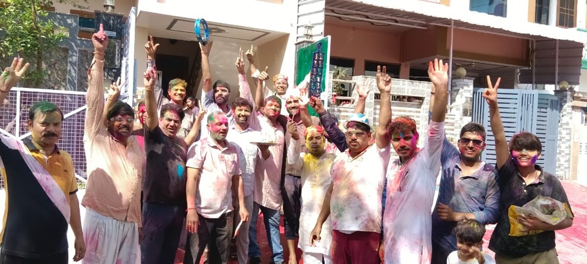 धारूहेड़ा में धूमधाम से मनाई होली: डीजे पर झूमे लोग, पानी बचाकर खेली सूखी होली