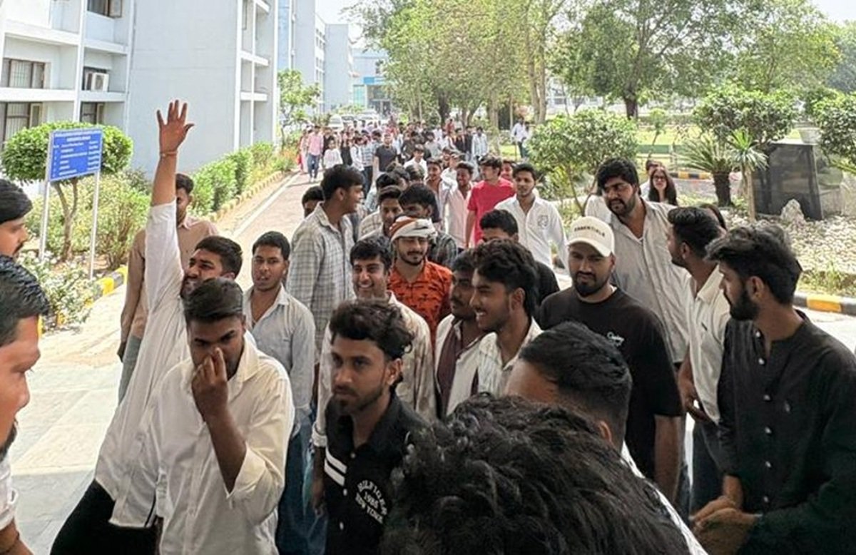हमारी मांगे पूरी करों.. आईजीयू प्रशासन मुर्दाबाद इंदिरा गांधी यूनिवर्सिटी मीरपुर में मंगलवार को छात्रों ने अपनी मांगों को लेकर जोरदार प्रदर्शन किया