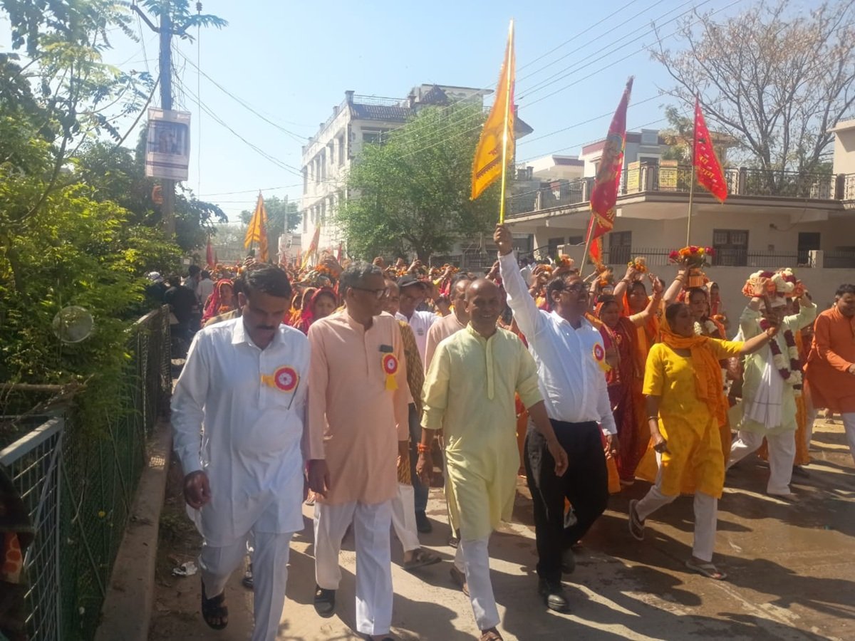 धारूहेड़ा में श्रीमदभागवत कथा से पहले निकाली गई कलश यात्रा, श्रद्धालुओं ने लगाए जयकारे