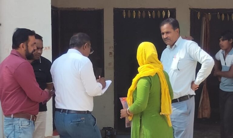 Dharuhera News: नामांकन बढ़ाने के लिए शिक्षकों की मुहिम, 20 गांवों में पहुंचकर अभिभावकों को कर रहे जागरूक