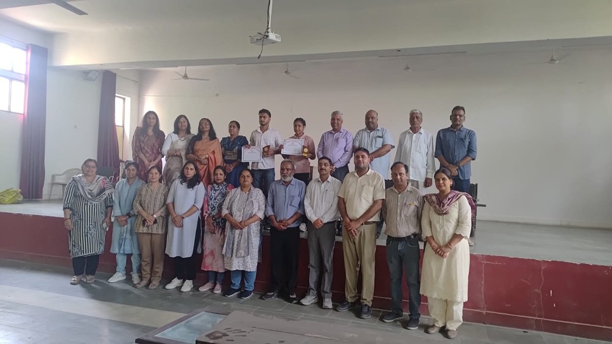 खरखड़ा कॉलेज में तेरहवीं वार्षिक खेलकूद प्रतियोगिता आयोजित, गौरव और सपना बने बेस्ट एथलीट