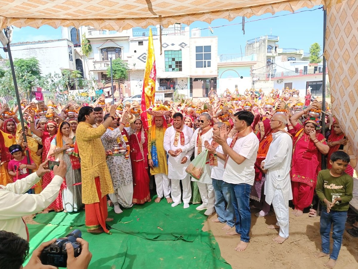 Dharuhera News: भागवत कथा का कलश यात्रा के साथ शुभारंभ