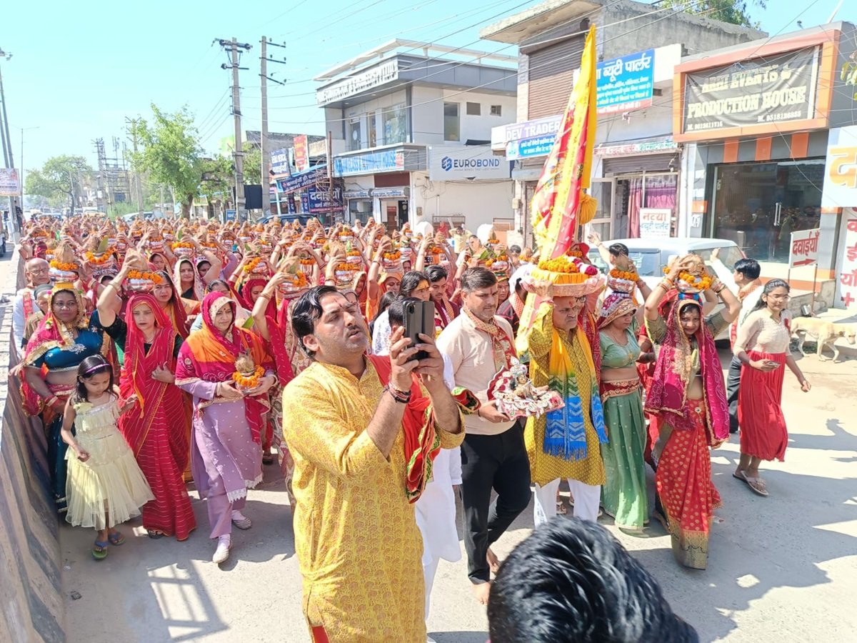 Dharuhera News: भागवत कथा का कलश यात्रा के साथ शुभारंभ