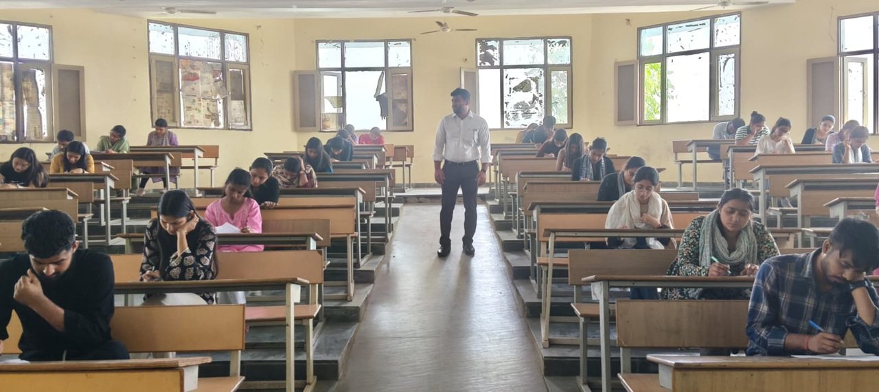 यूनिवर्सिटी सेंटर फॉर इंडियन नॉलेज सिस्टम (यू.सी.आई.के.एस.) द्वारा 'रामायण' पर एक <a href=