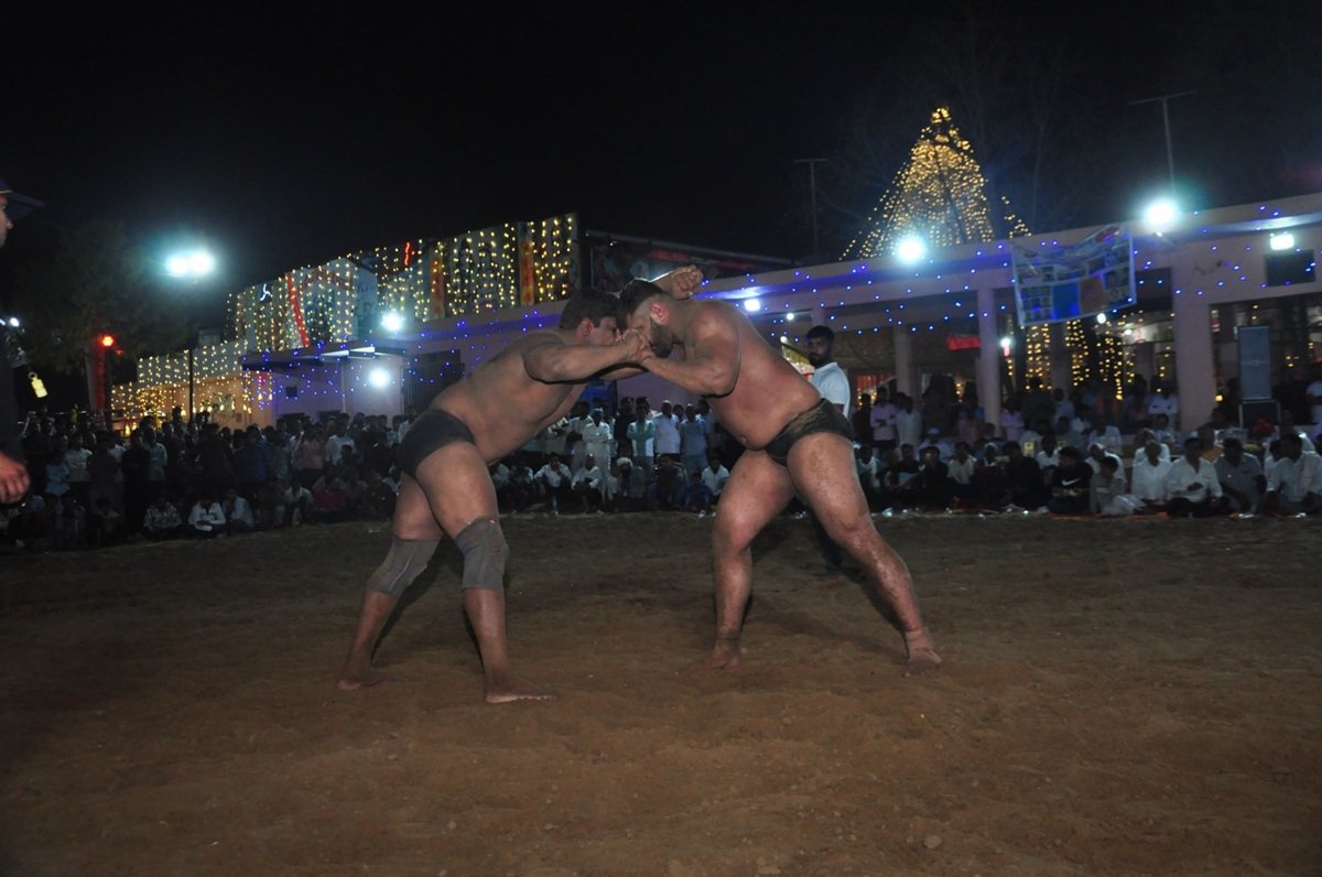 धारूहेड़ा: राजस्थान की सीमा से सटे हरियाणा के जिला रेवाडी के गांव नन्दरामपुरबास में बाबा बिशनदास चेरिटेबल ट्रस्ट के की ओर से बाबा बिशन दास महाराज में बडी संख्या में श्रद्धालु पहुचे