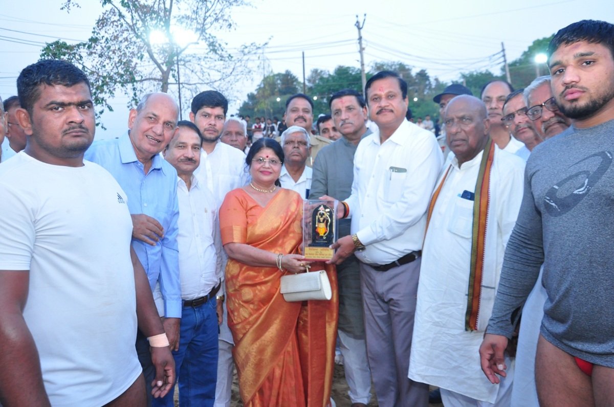 धारूहेड़ा: राजस्थान की सीमा से सटे हरियाणा के जिला रेवाडी के गांव नन्दरामपुरबास में बाबा बिशनदास चेरिटेबल ट्रस्ट के की ओर से बाबा बिशन दास महाराज में बडी संख्या में श्रद्धालु पहुचे