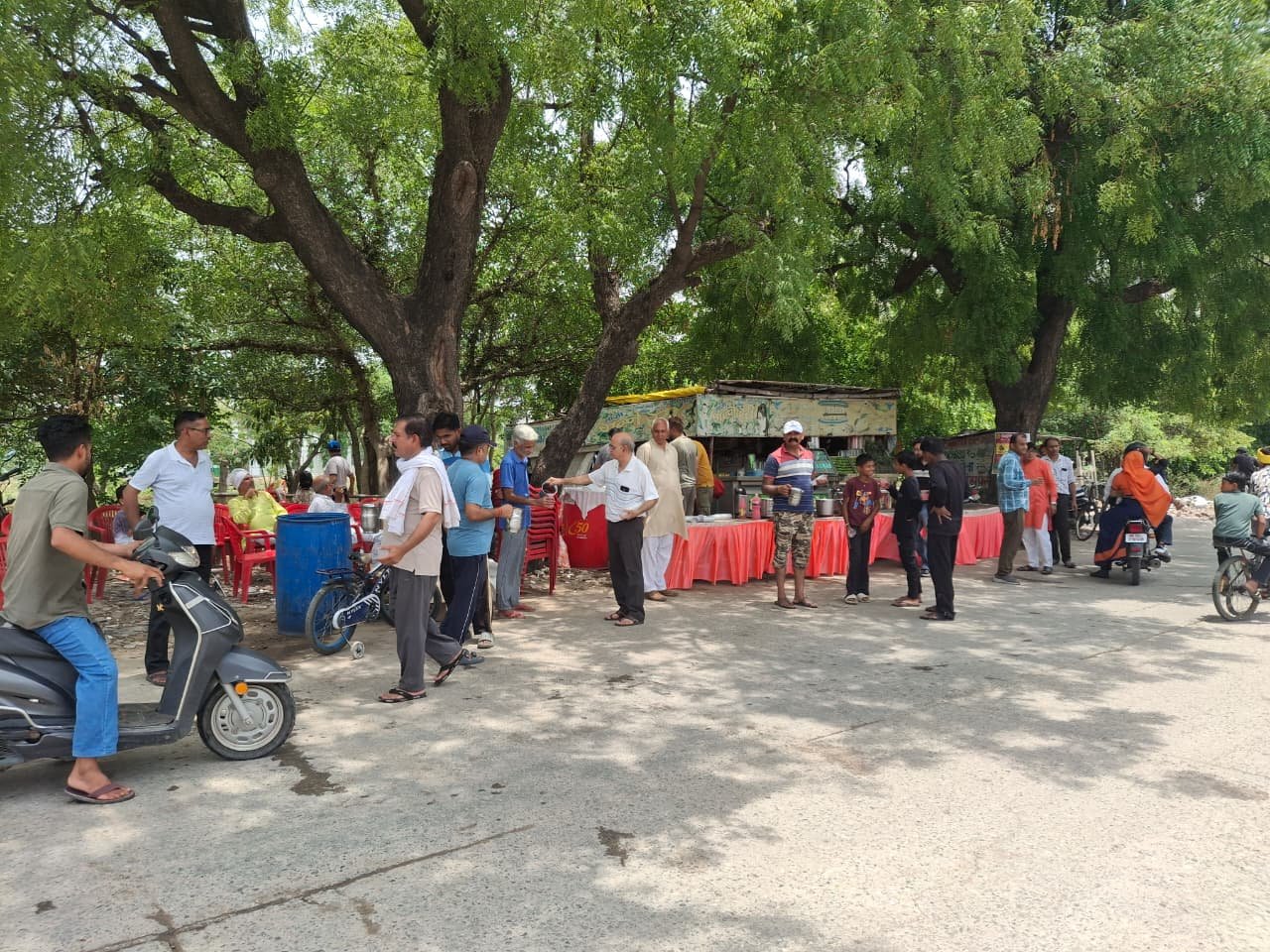 सड़क से गुजरने वाले लोगों, वाहन चालकों और मजदूरों को ठंडा शरबत पिलाया गया।