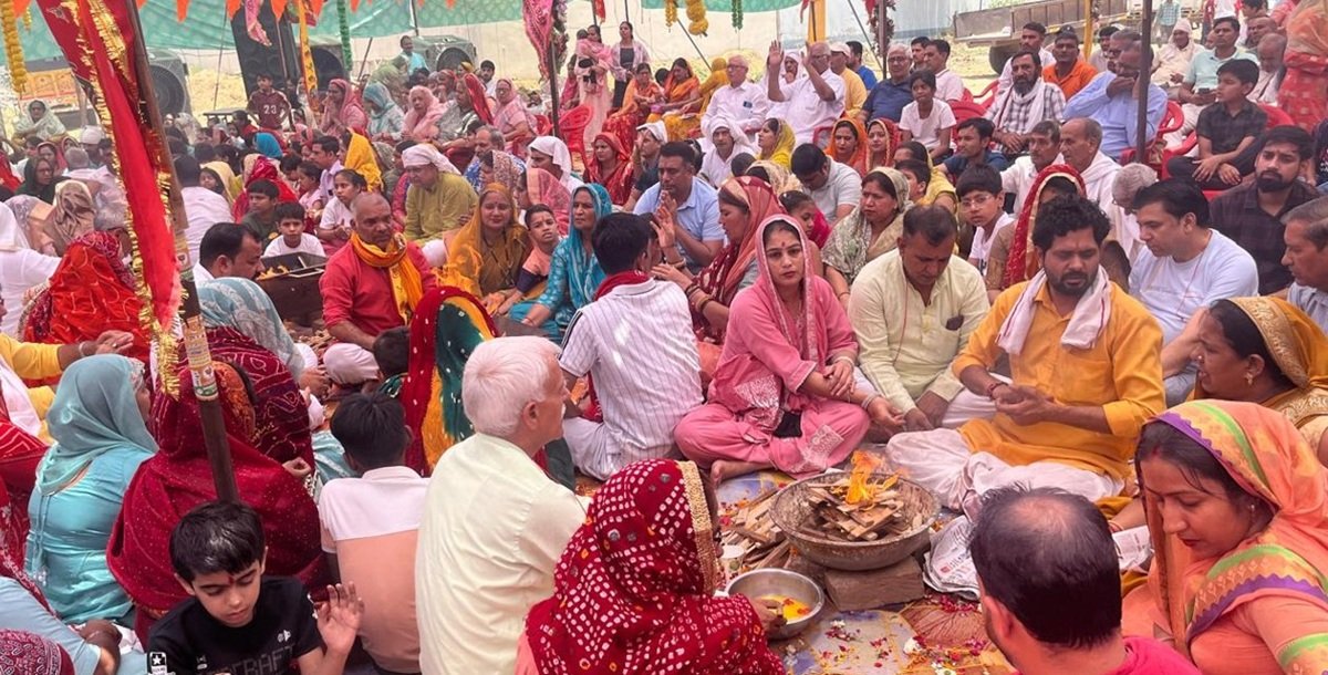 Rewari News: श्रीमद भागवत कथा का समापन पर पूर्णाहूति के साथ किया हवन