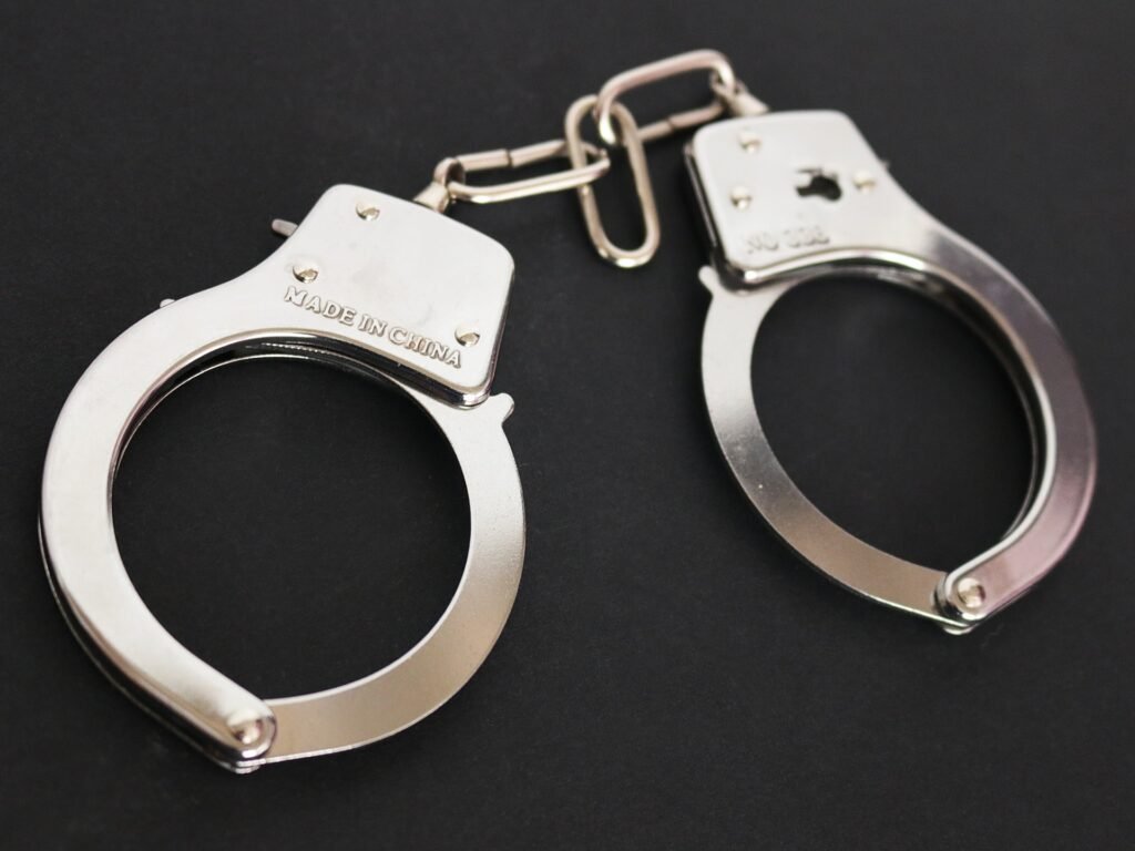 luctheo handcuffs 354042 1920