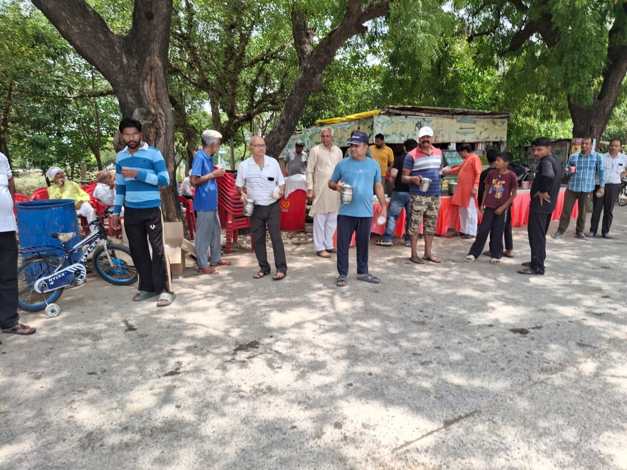 सड़क से गुजरने वाले लोगों, वाहन चालकों और मजदूरों को ठंडा शरबत पिलाया गया।