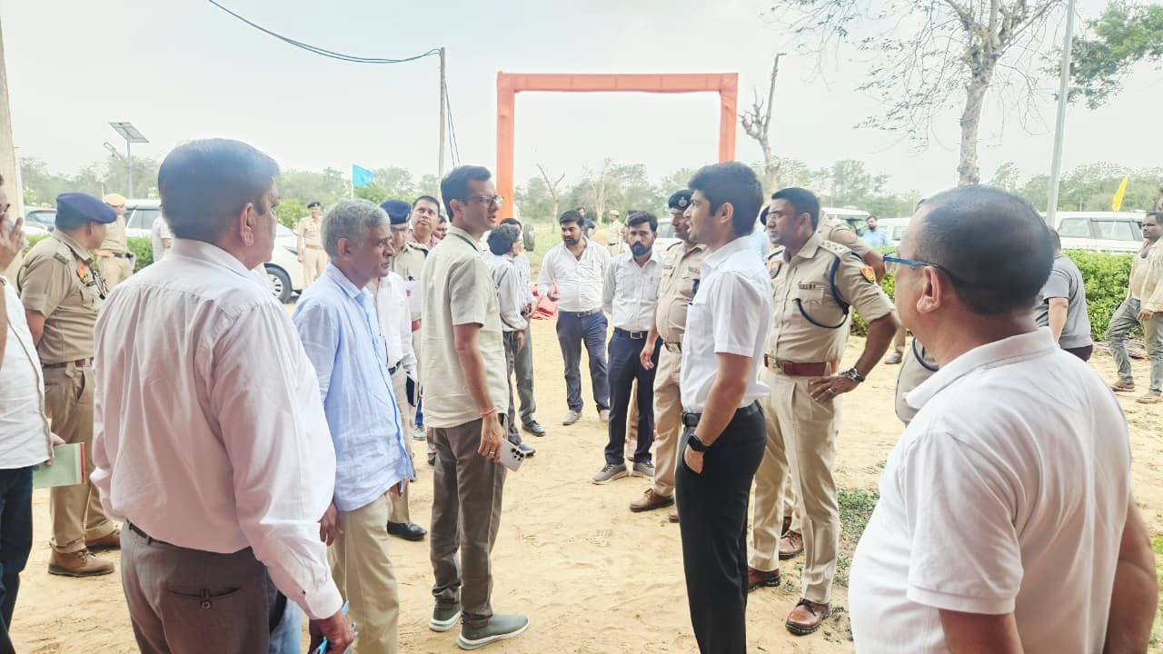 सोमवार को रेवाड़ी के पुलिस अधीक्षक (SP) श्री हेमेंद्र कुमार मीणा (IPS) ने खुद बावल में कार्यक्रम स्थल और हेलीपैड का बारीकी से दौरा किया
