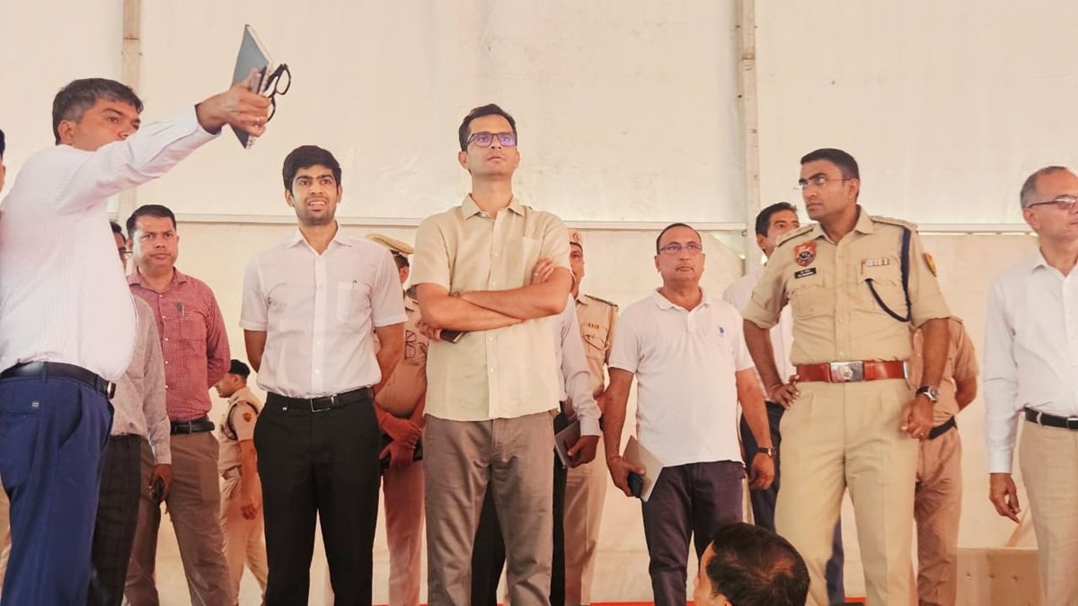 सोमवार को रेवाड़ी के पुलिस अधीक्षक (SP) श्री हेमेंद्र कुमार मीणा (IPS) ने खुद बावल में कार्यक्रम स्थल और हेलीपैड का बारीकी से दौरा किया